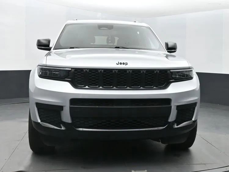 Used 2024 Jeep Grand Cherokee L Laredo image 3