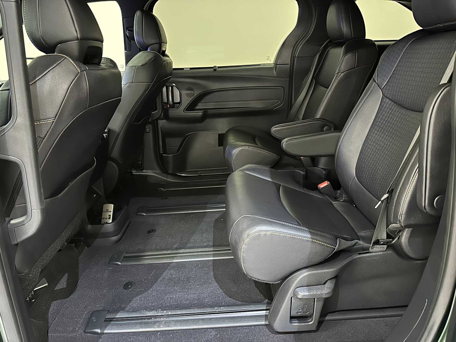 Certified 2025 Toyota Sienna XLE Woodland Edition image 25