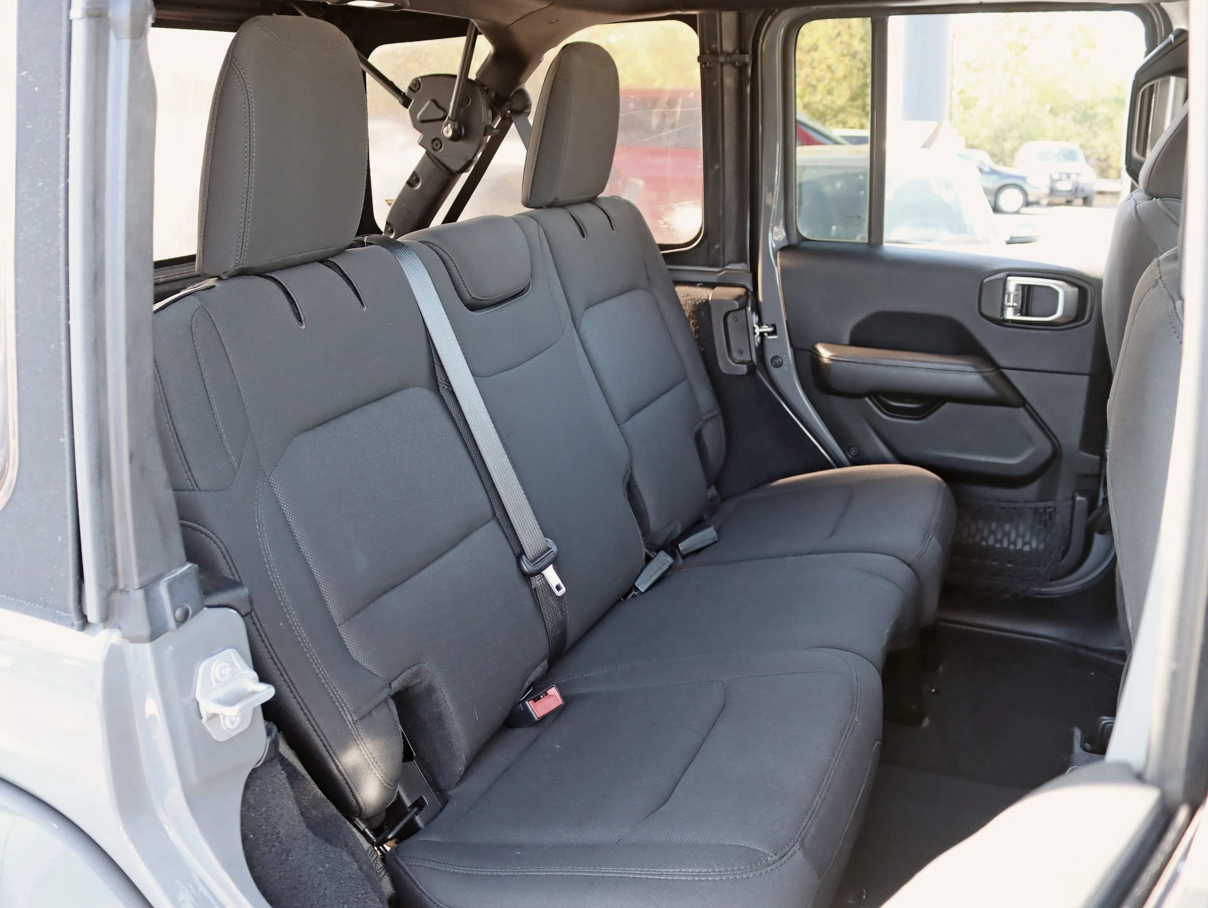 Used 2019 Jeep Wrangler Unlimited Sahara AWD/4WD image 31