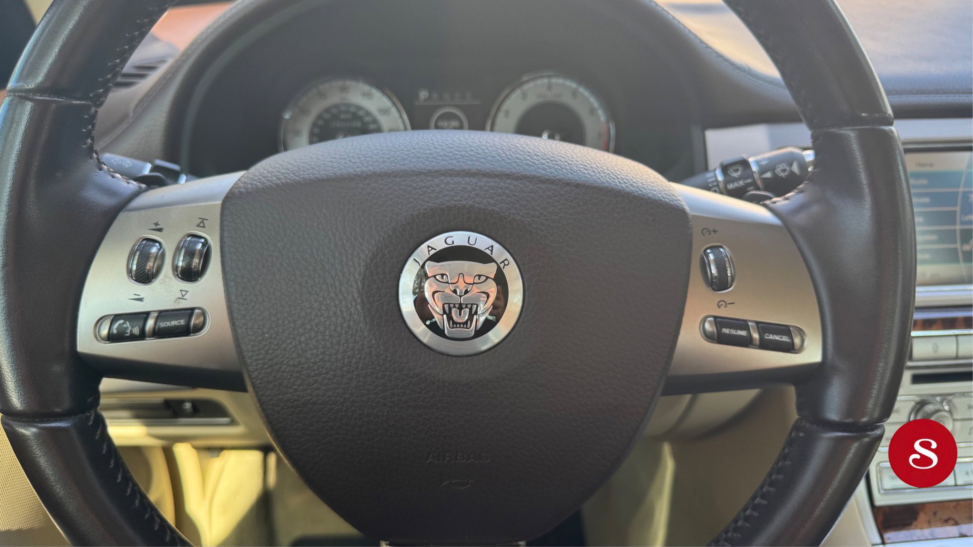 Used 2011 Jaguar XF image 16