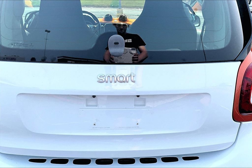 Used 2016 smart fortwo passion RWD image 8