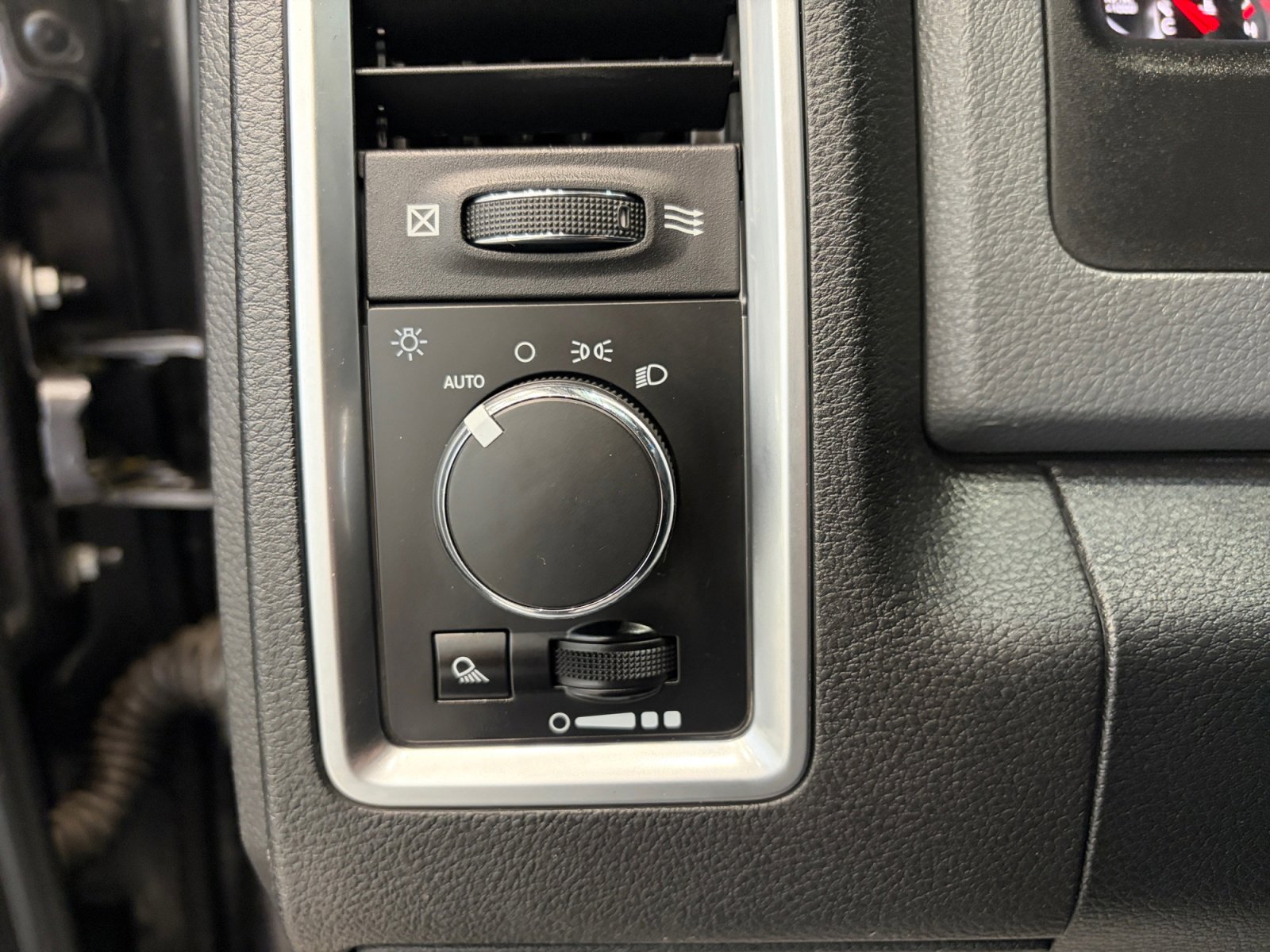 Used 2017 RAM 1500 Classic SLT AWD/4WD image 12