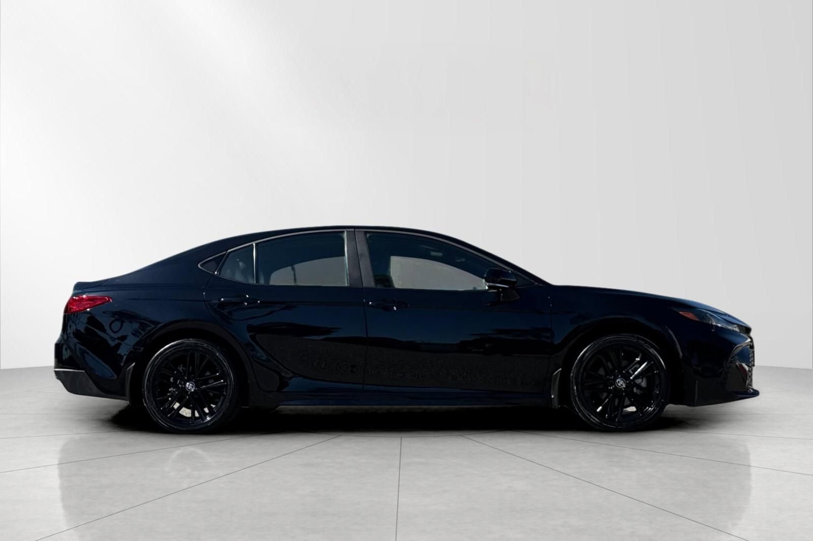 Used 2025 Toyota Camry SE w/ Convenience Package FWD image 2