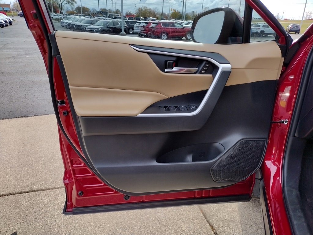 Used 2025 Toyota RAV4 XLE Premium image 20