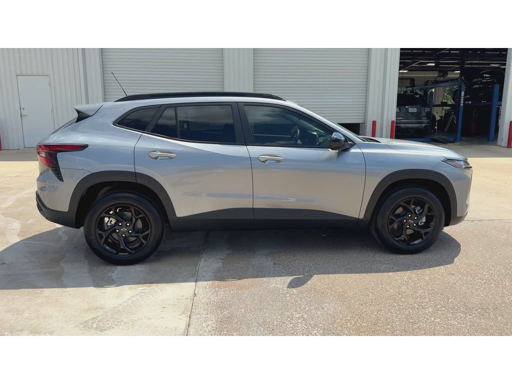 New 2026 Chevrolet Trax LT w/ Midnight Edition FWD image 9