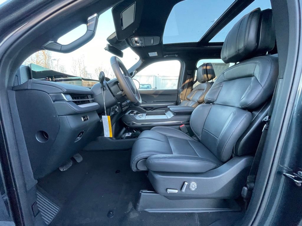 New 2025 Lincoln Navigator L Reserve w/ Jet Appearance Package image 17