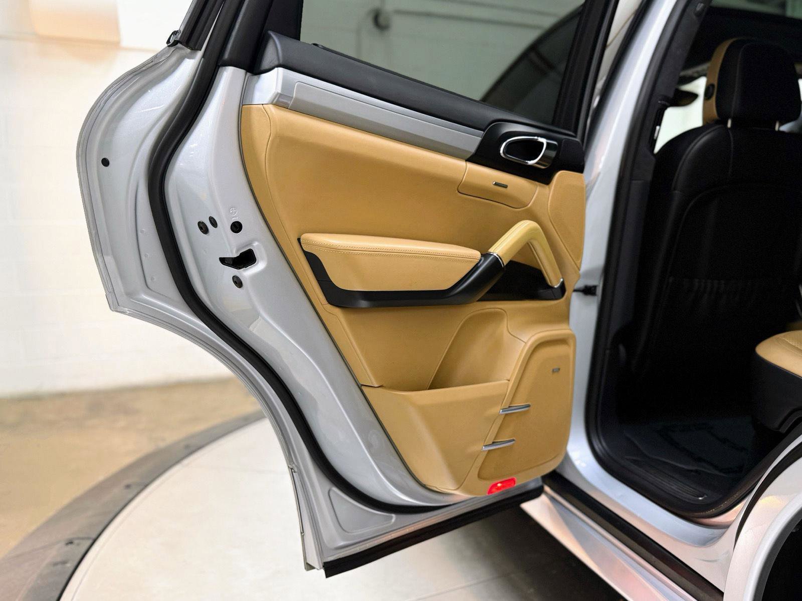 Used 2014 Porsche Cayenne GTS image 15