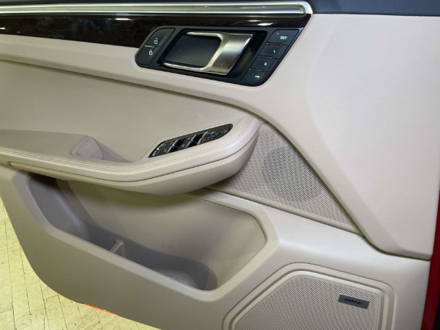 Certified 2022 Porsche Macan AWD/4WD image 35