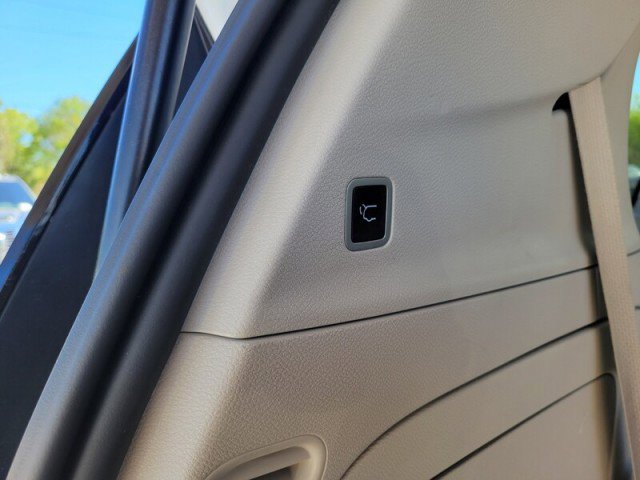 Used 2023 Chrysler Pacifica Touring-L image 9