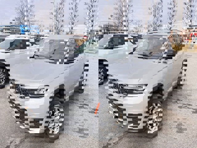 Used 2023 Jeep Grand Cherokee L Laredo image 3