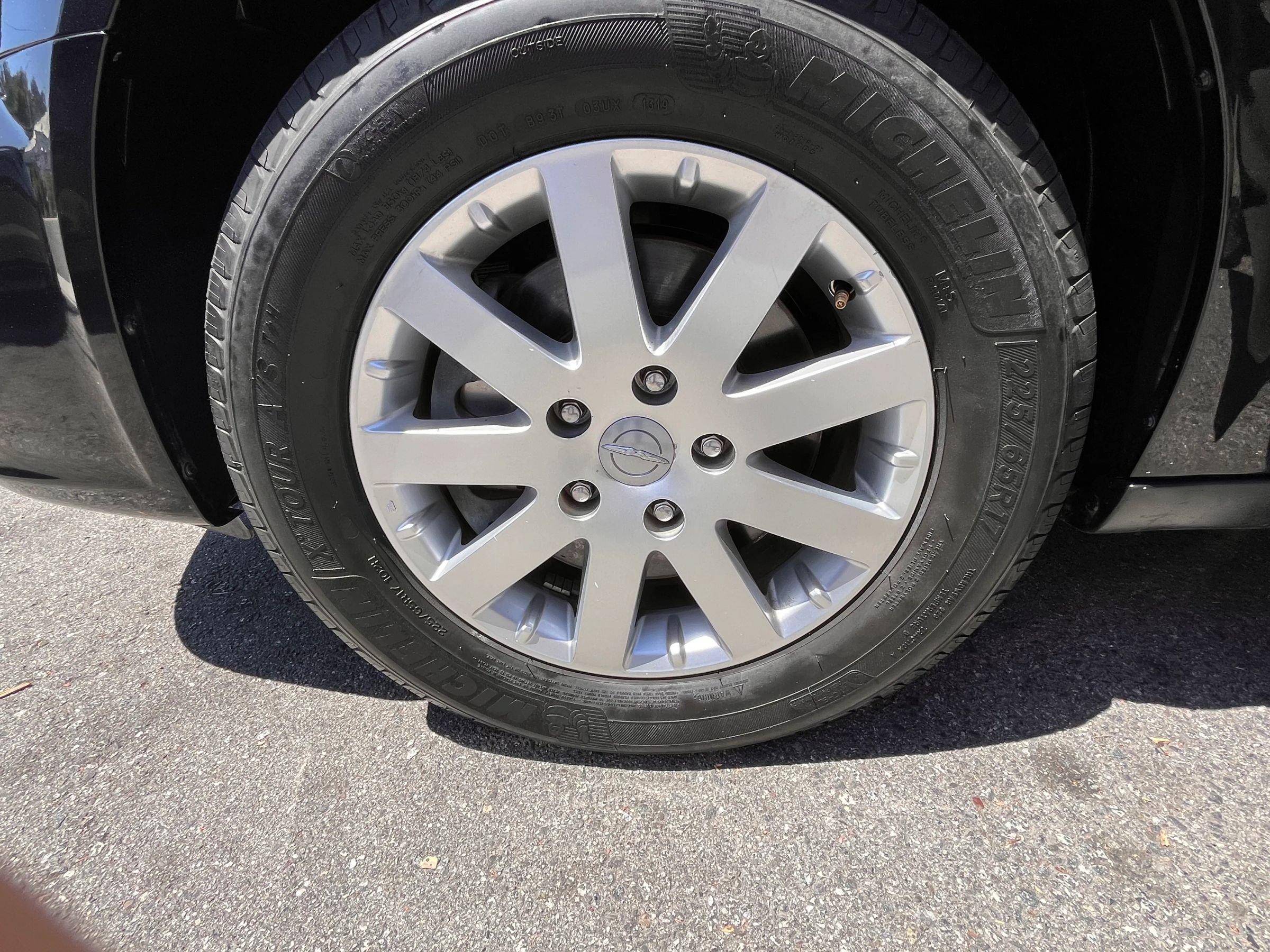 Used 2015 Chrysler Town & Country Touring FWD image 29