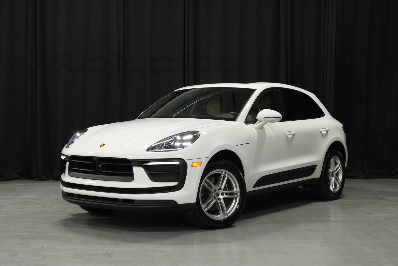 Certified 2025 Porsche Macan AWD/4WD image 1