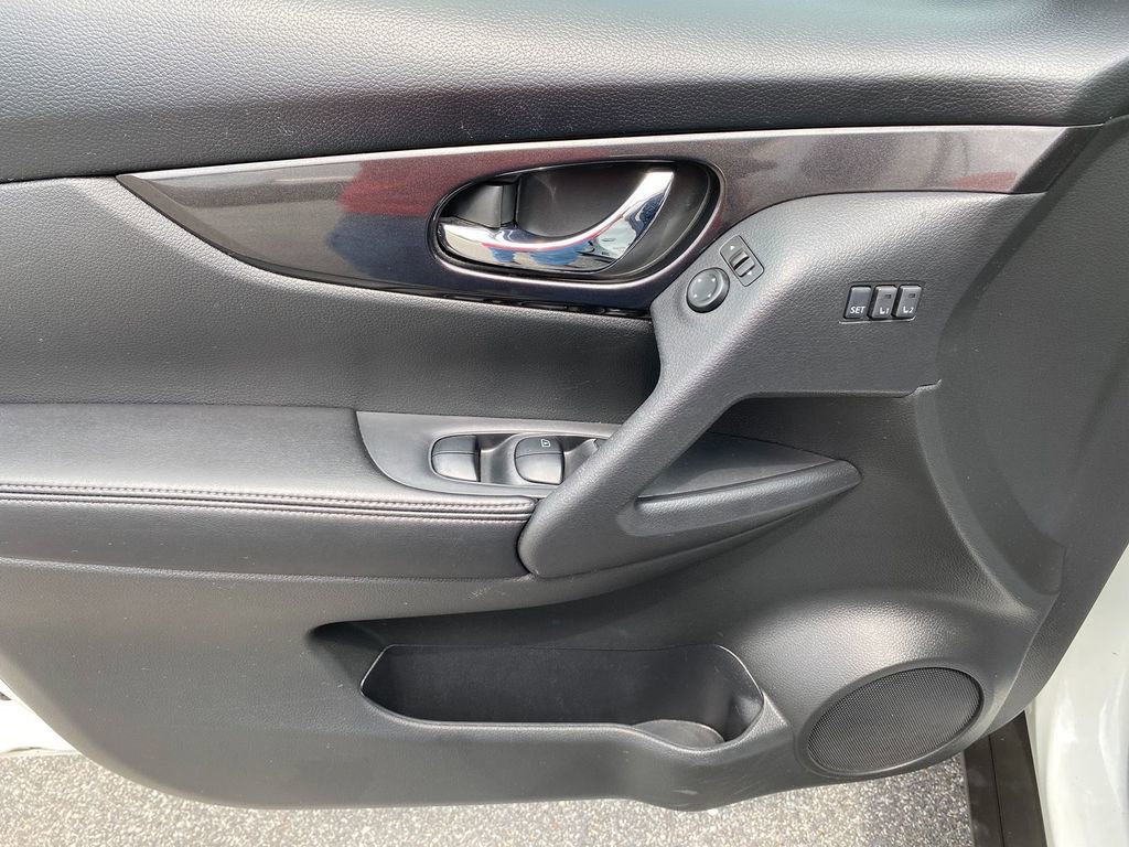 Used 2018 Nissan Rogue SV w/ Premium Package image 12