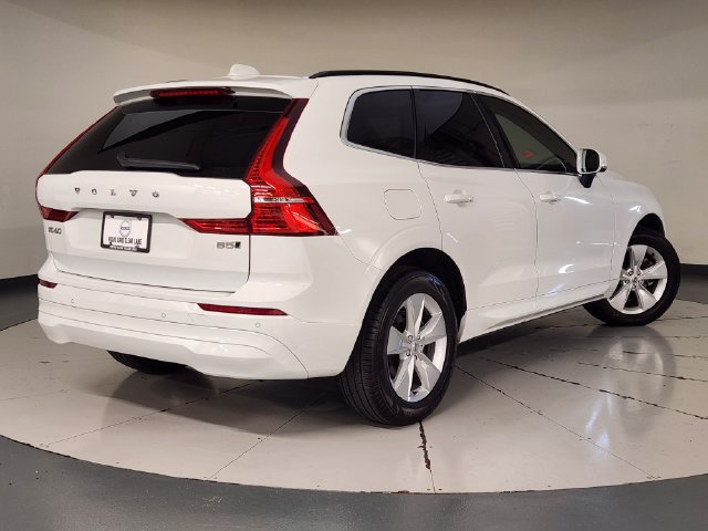 Used 2022 Volvo XC60 B5 Momentum AWD/4WD image 2