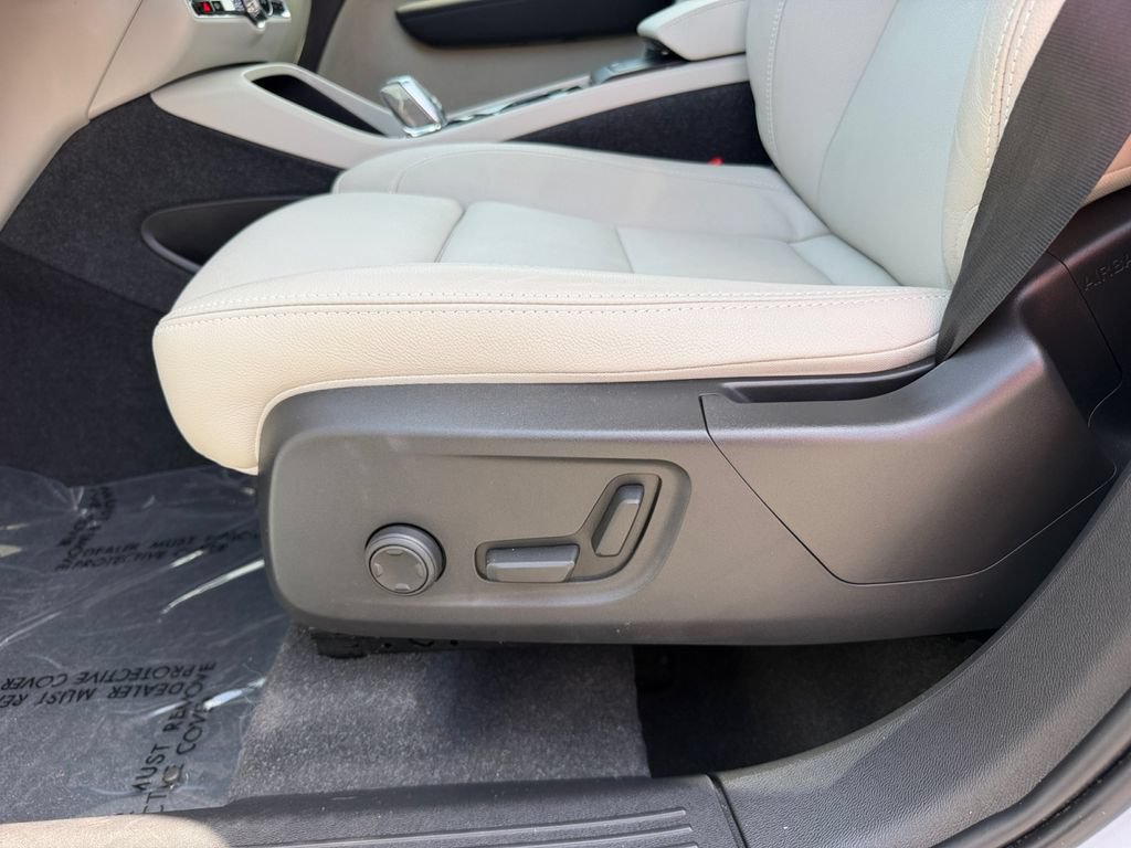 Certified 2024 Volvo XC40 B5 Plus w/ Protection Package Premier AWD/4WD image 17