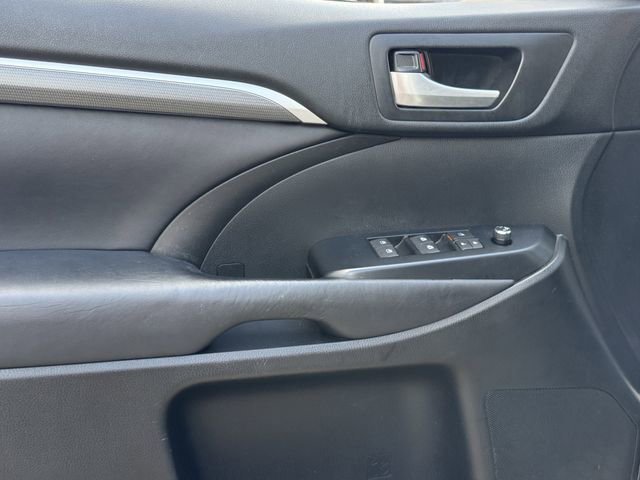 Used 2017 Toyota Highlander SE w/ Carpet Mat Package AWD/4WD image 25