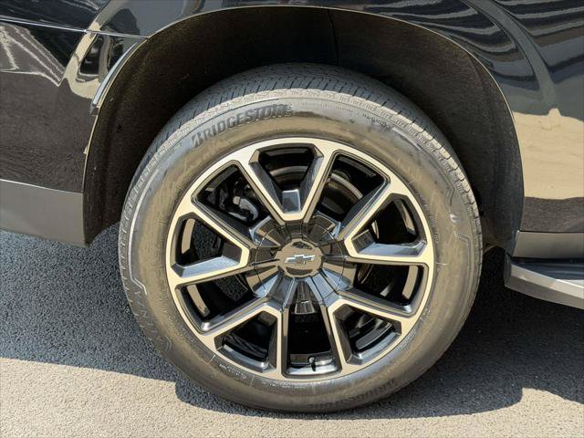 Used 2024 Chevrolet Suburban RST w/ Luxury Package AWD/4WD image 8