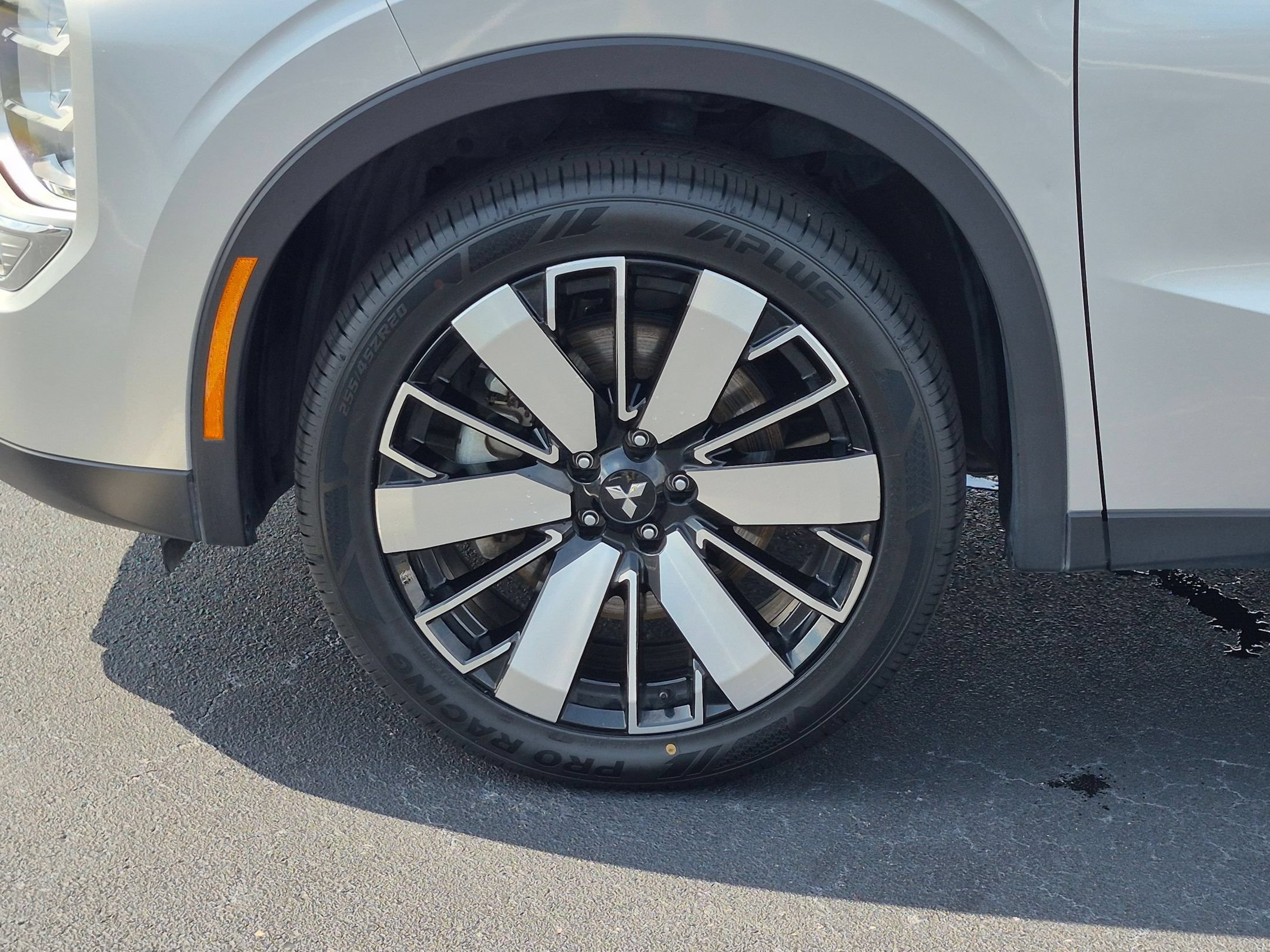 Used 2025 Mitsubishi Outlander AWD image 10