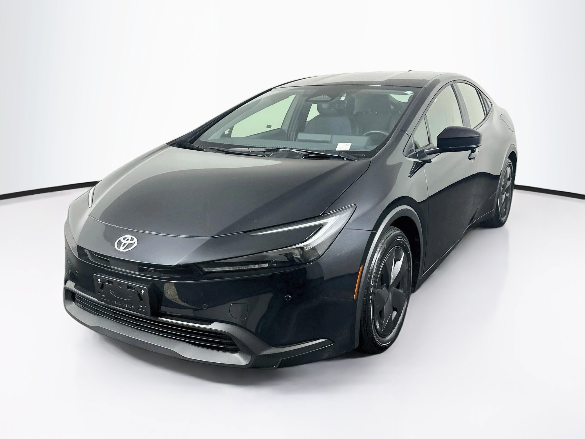 Used 2025 Toyota Prius LE FWD image 3
