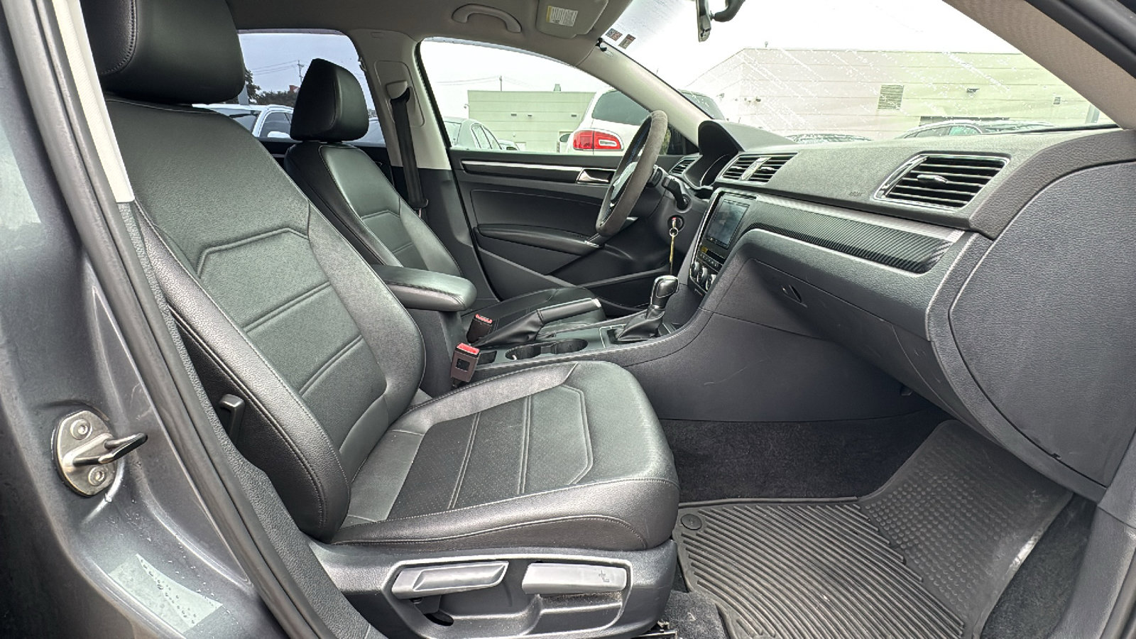 Used 2017 Volkswagen Passat 1.8T R-Line w/ R-Line Lighting Package image 27