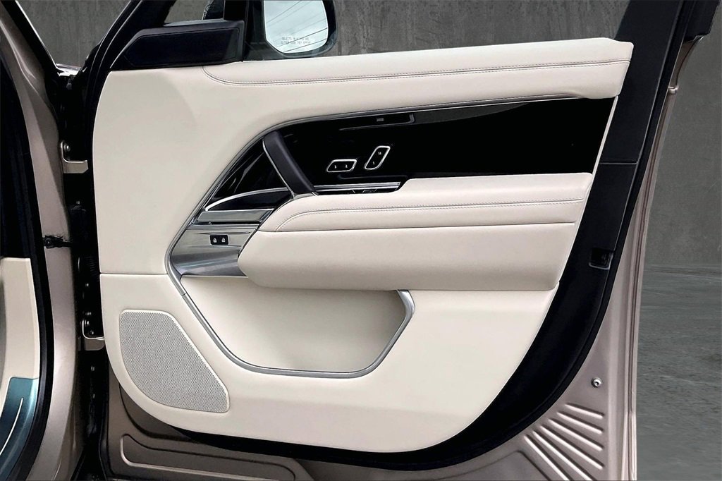 Used 2025 Land Rover Range Rover SE image 28