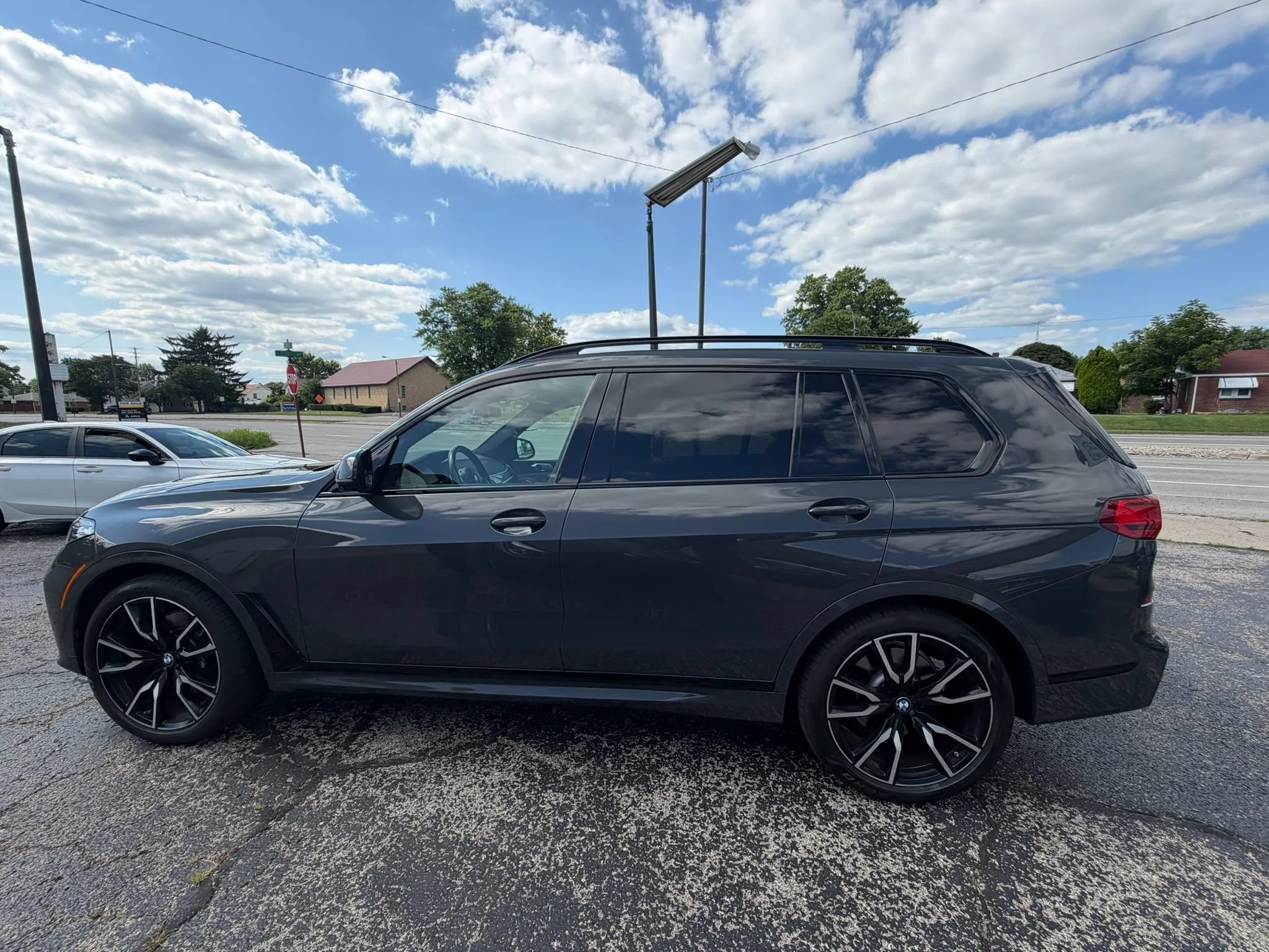 Used 2022 BMW X7 xDrive40i w/ M Sport Package AWD/4WD image 5
