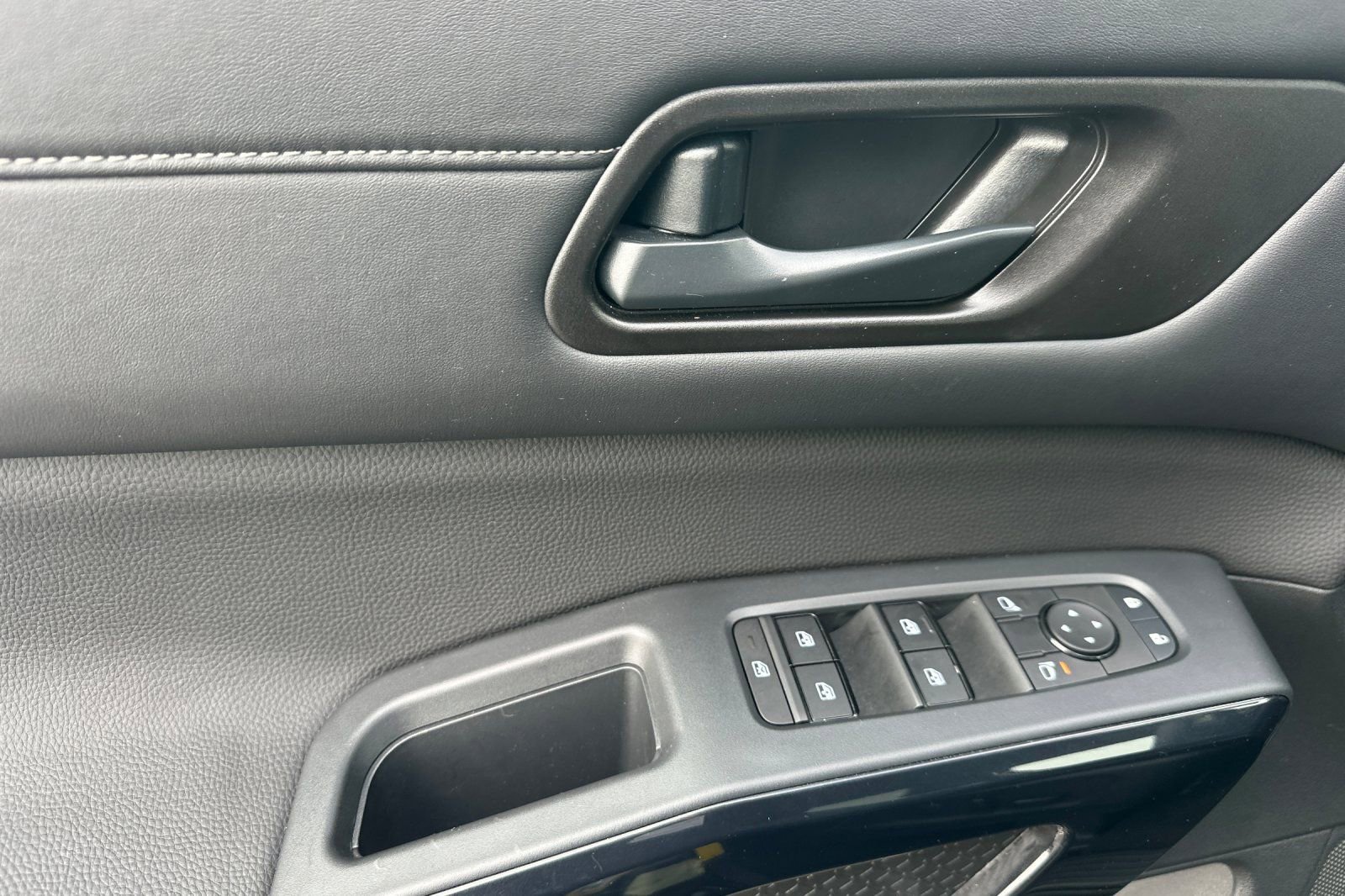 Certified 2025 Nissan Pathfinder SV image 12