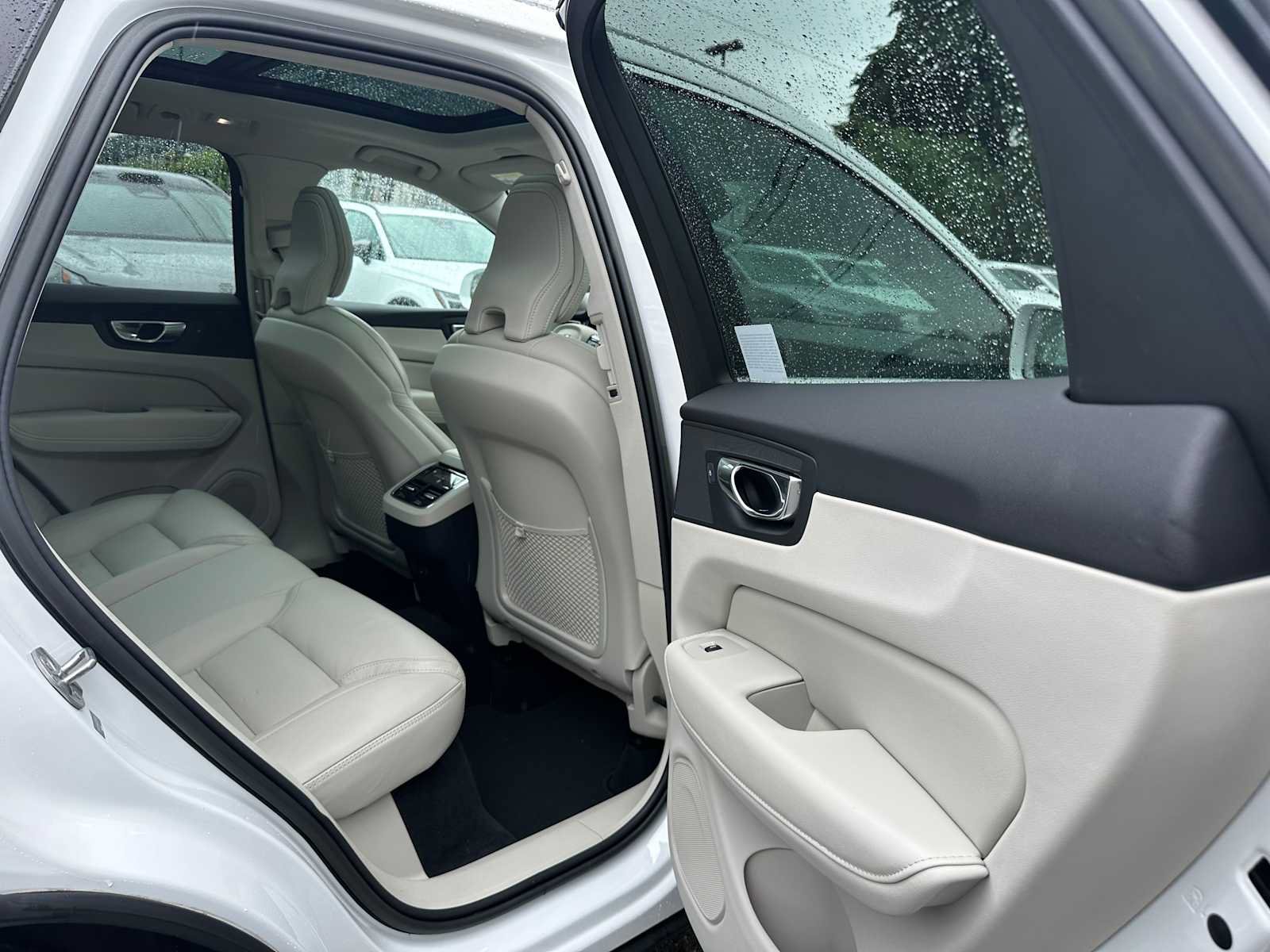 Used 2023 Volvo XC60 B6 Ultimate w/ Protection Package Premier AWD/4WD image 13