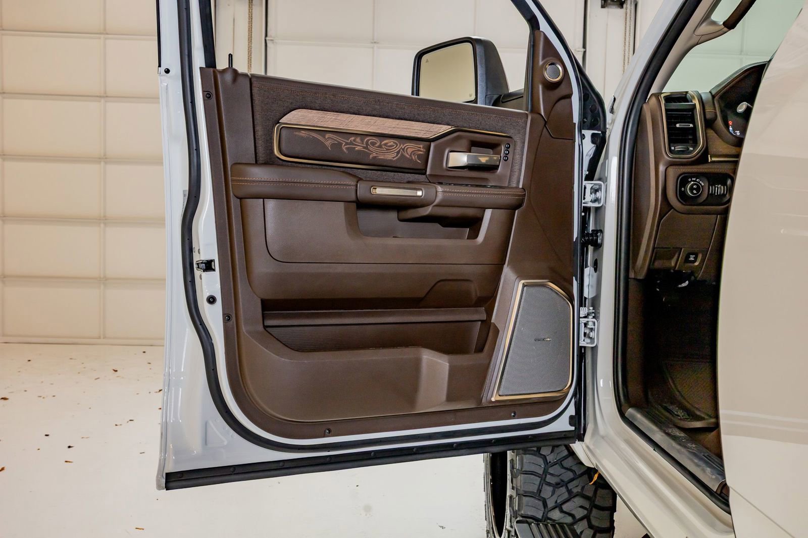 Used 2025 RAM 2500 Limited AWD/4WD image 38