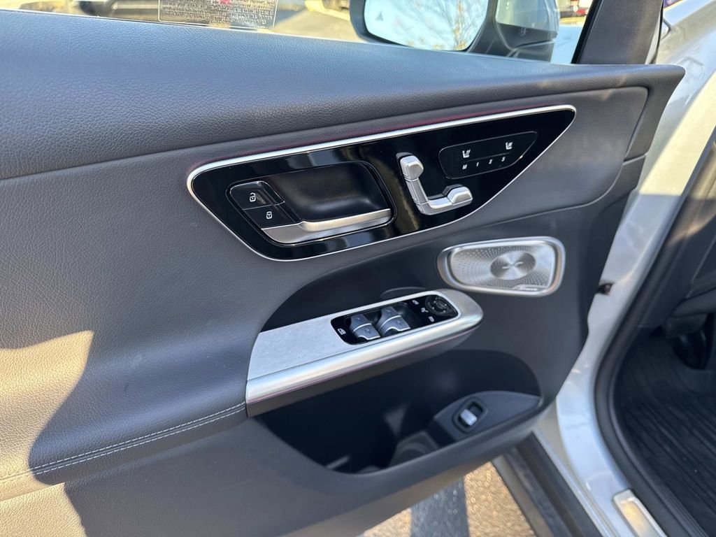 Used 2025 Mercedes-Benz GLC 300 4MATIC image 16