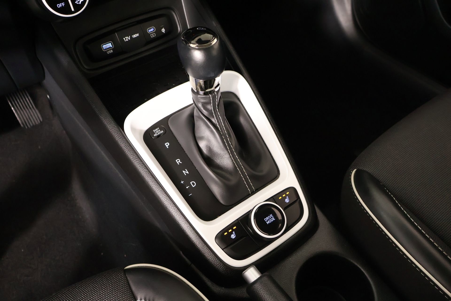 Used 2025 Hyundai Venue Limited FWD image 9