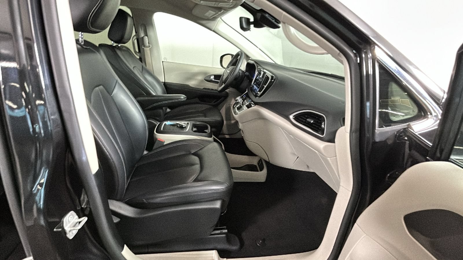 Used 2024 Chrysler Pacifica Touring-L FWD image 34
