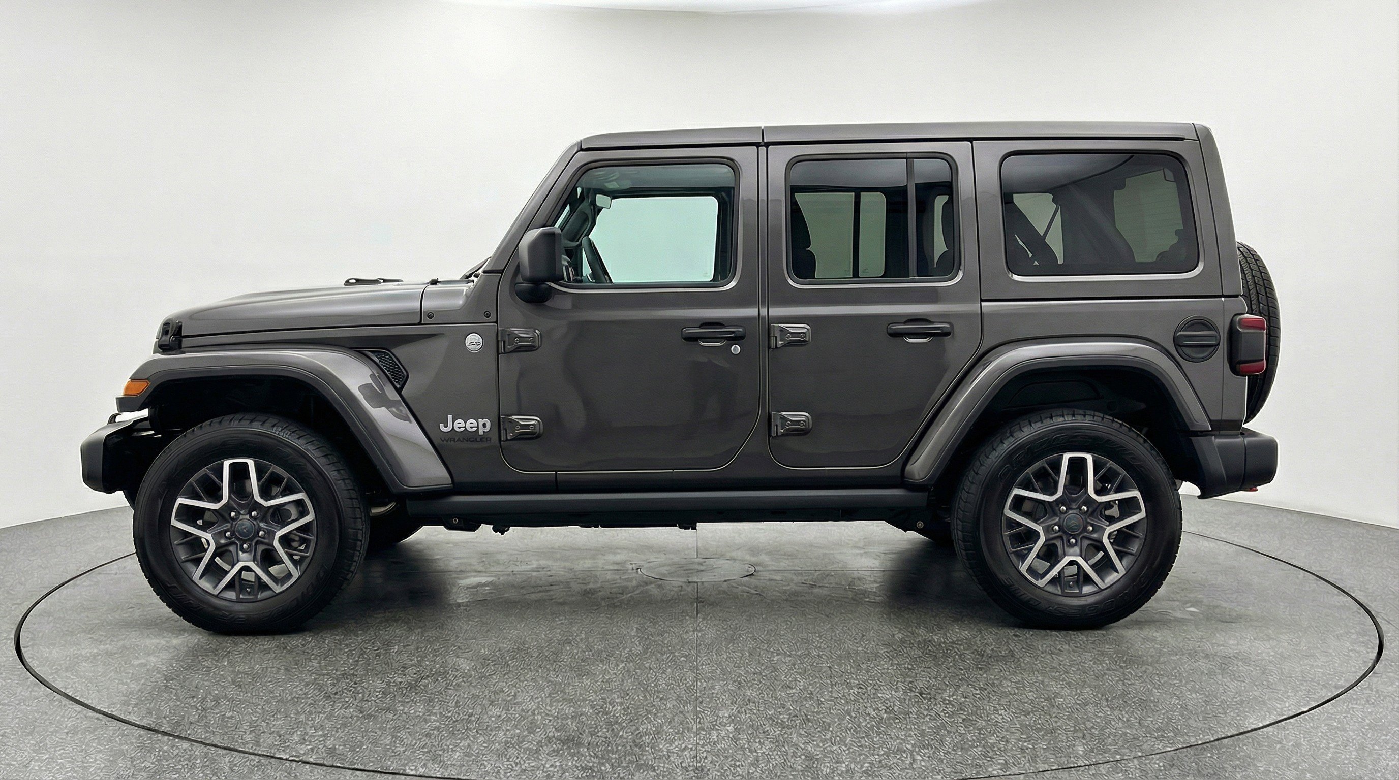 Used 2025 Jeep Wrangler Sahara image 5