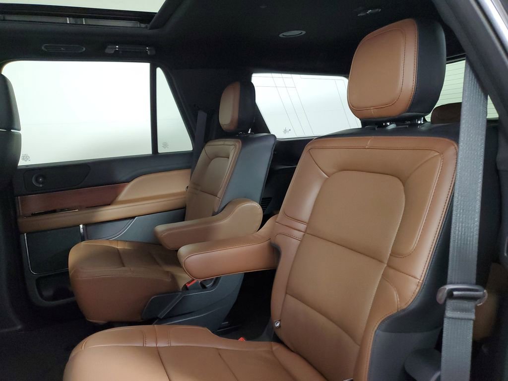Used 2022 Lincoln Navigator Reserve w/ Monochromatic Package RWD image 12