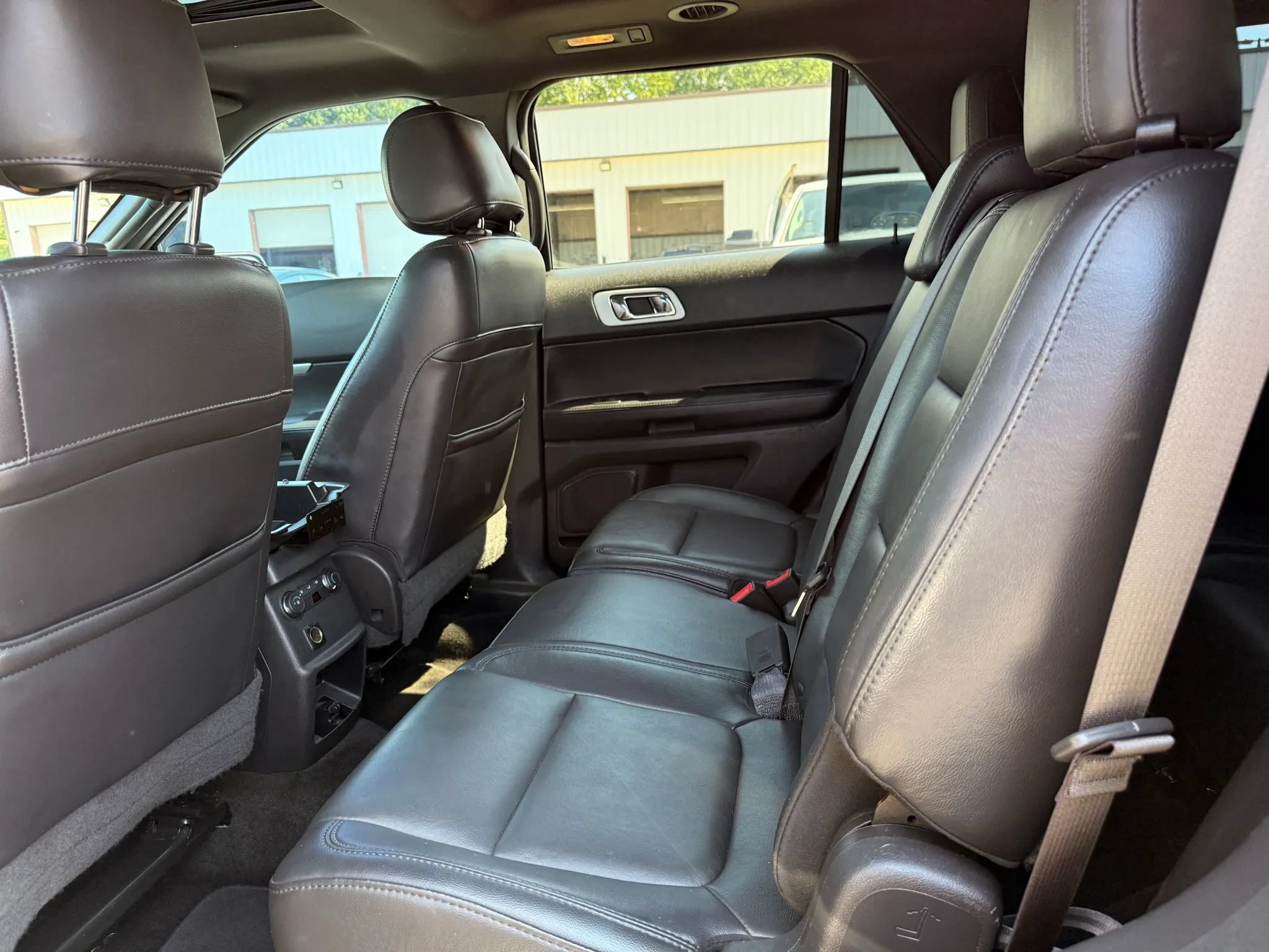 Used 2015 Ford Explorer XLT w/ Equipment Group 202B FWD image 19
