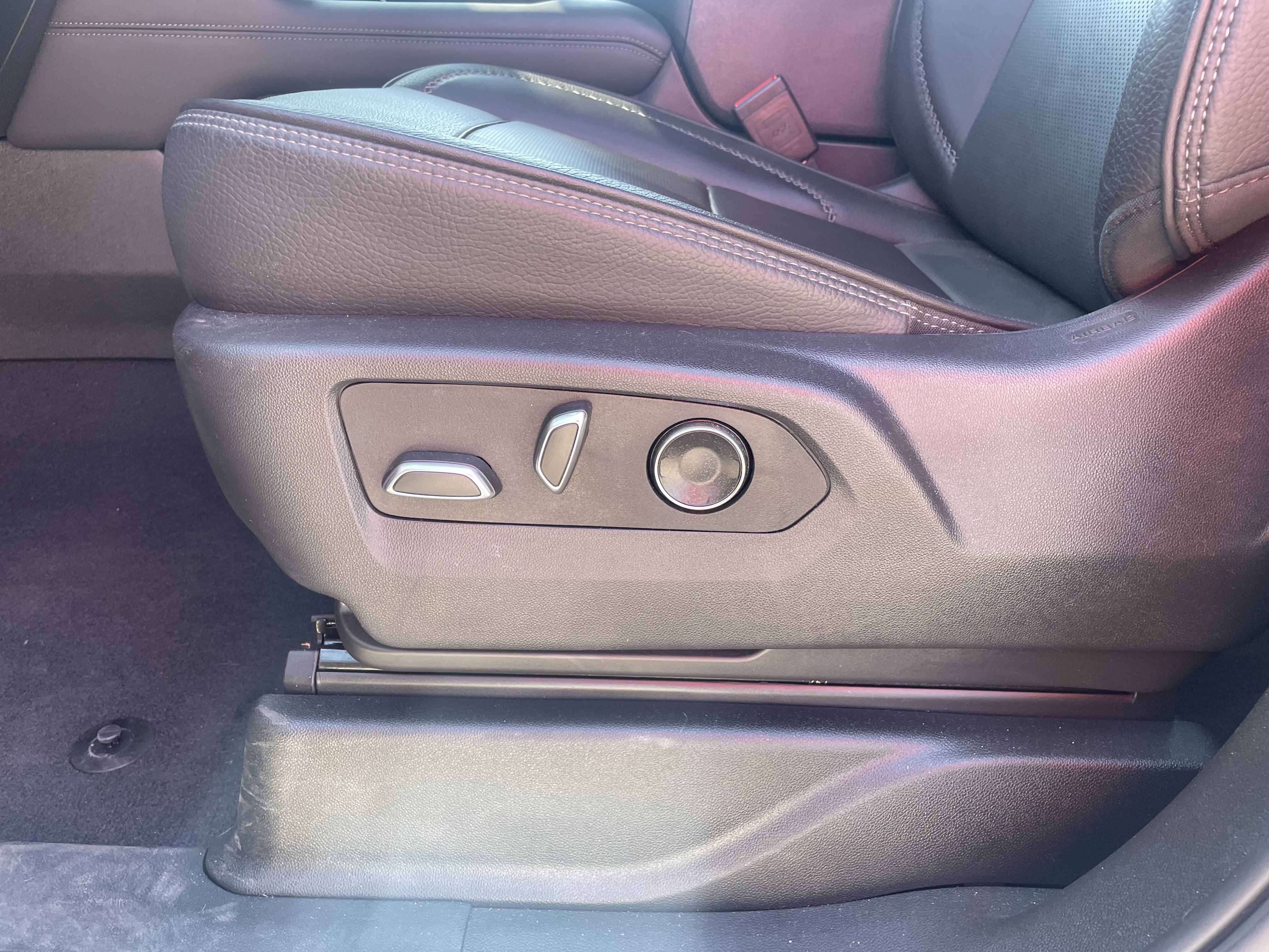 Used 2025 GMC Yukon XL Denali AWD/4WD image 13