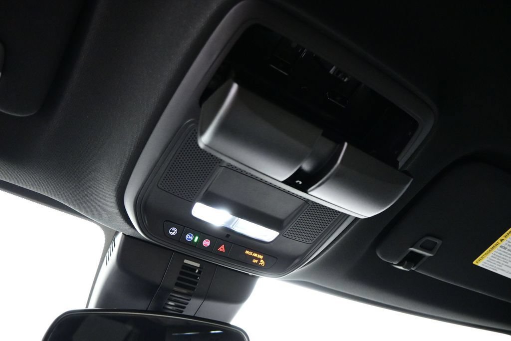 Used 2025 Chevrolet Traverse LT AWD/4WD image 24