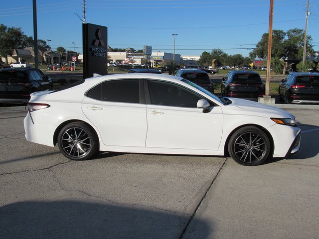 Used 2024 Toyota Camry SE image 3