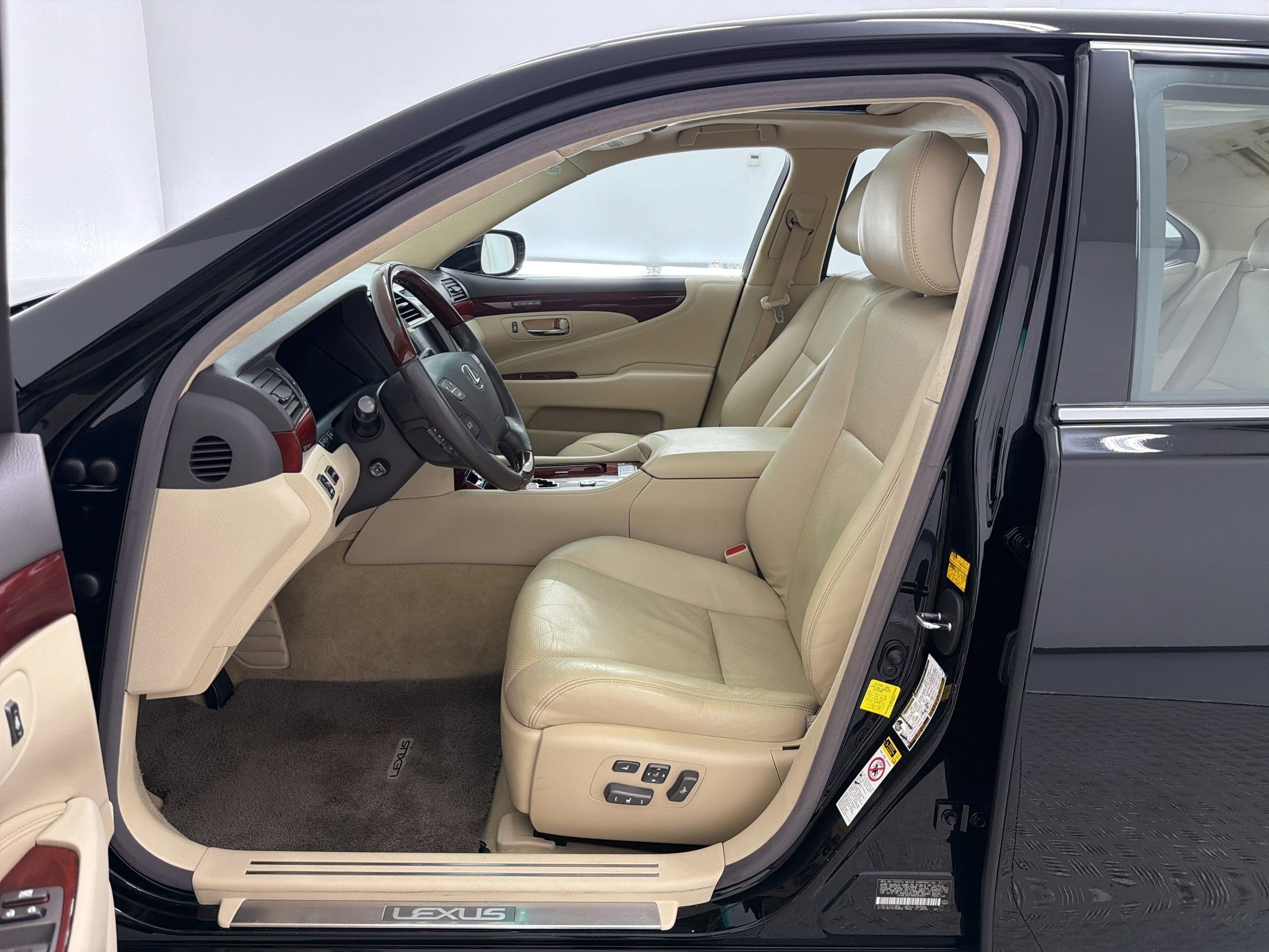 Used 2011 Lexus LS 460 L w/ Luxury Pkg image 5