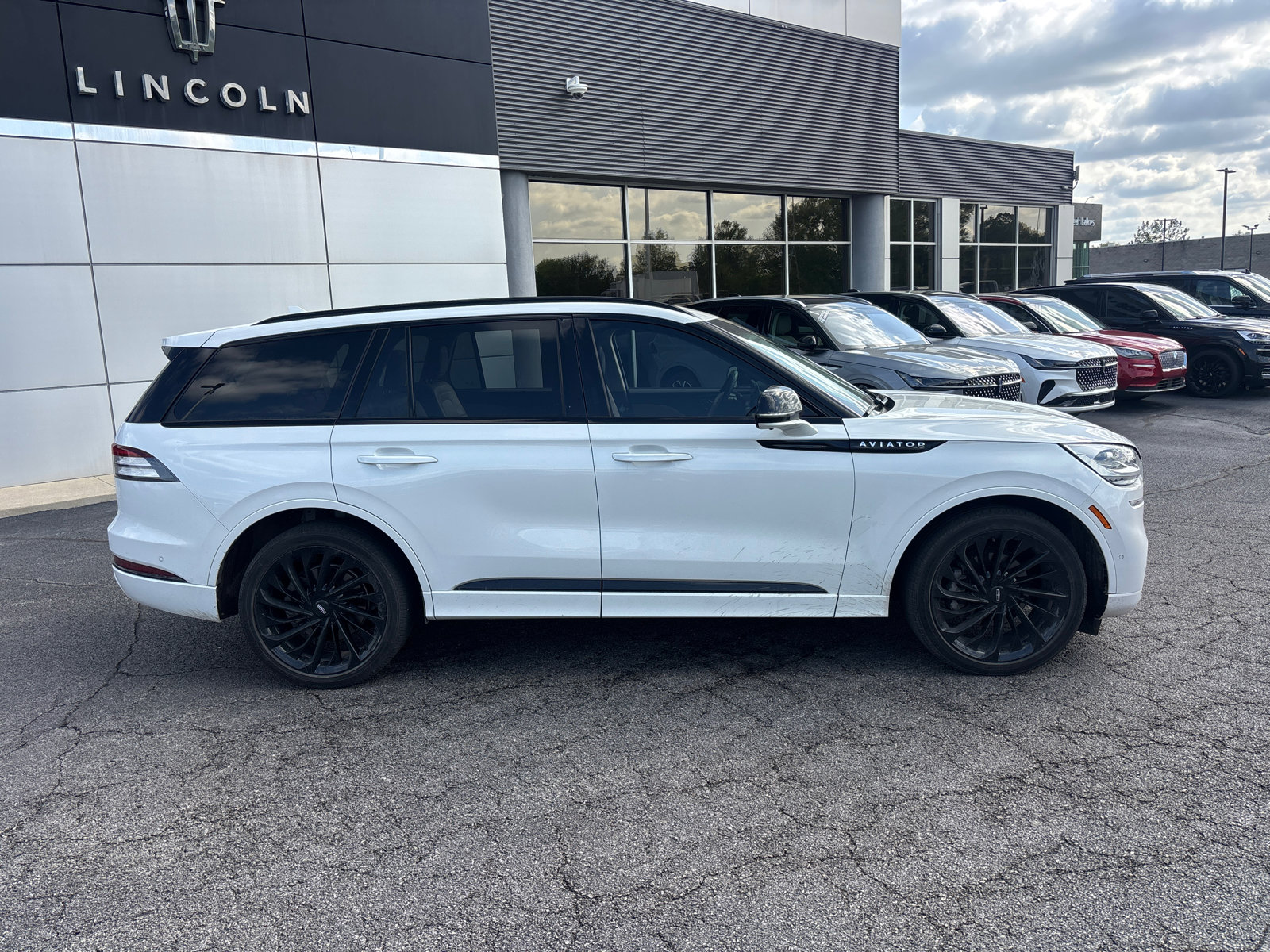 Used 2023 Lincoln Aviator Reserve w/ Equipment Group 201A AWD/4WD image 8