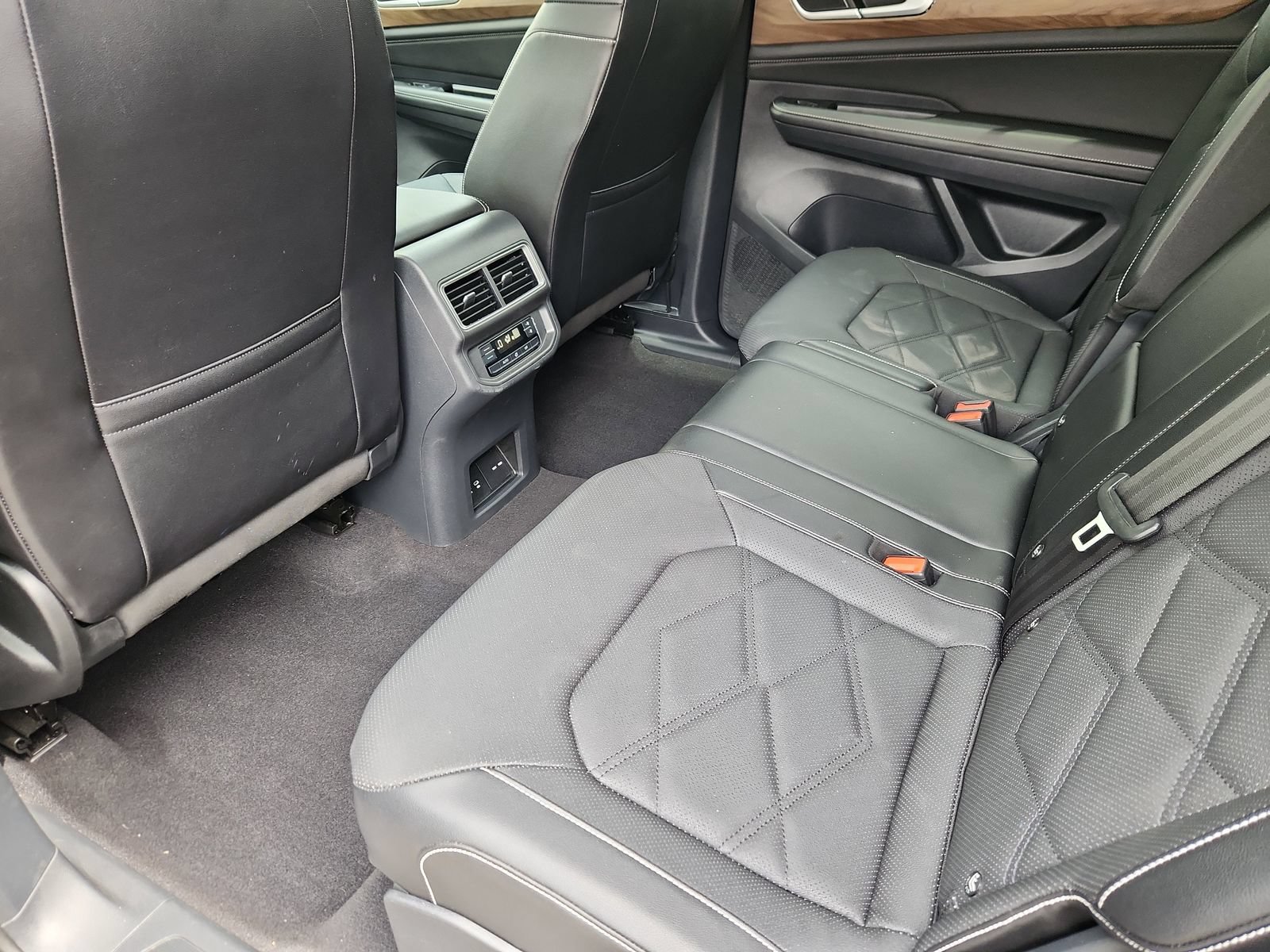 Used 2024 Volkswagen Atlas SE AWD/4WD image 11