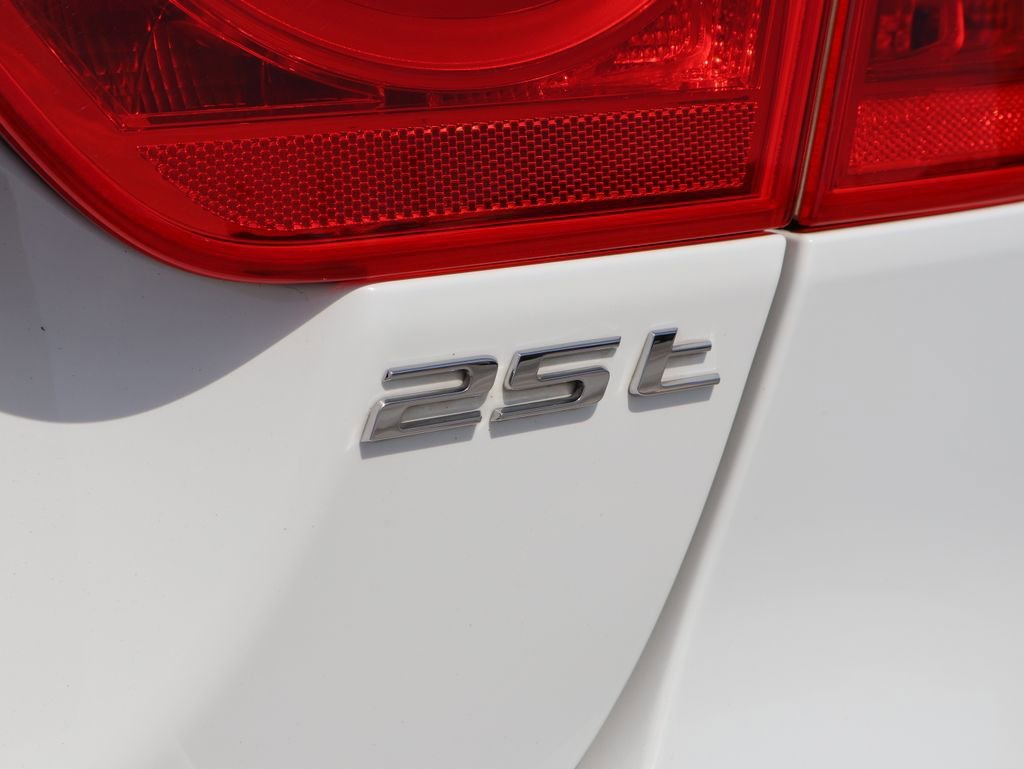 Used 2019 Jaguar XE Premium image 9