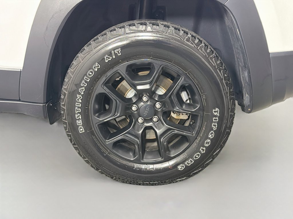 Used 2019 Jeep Cherokee Trailhawk AWD/4WD image 31