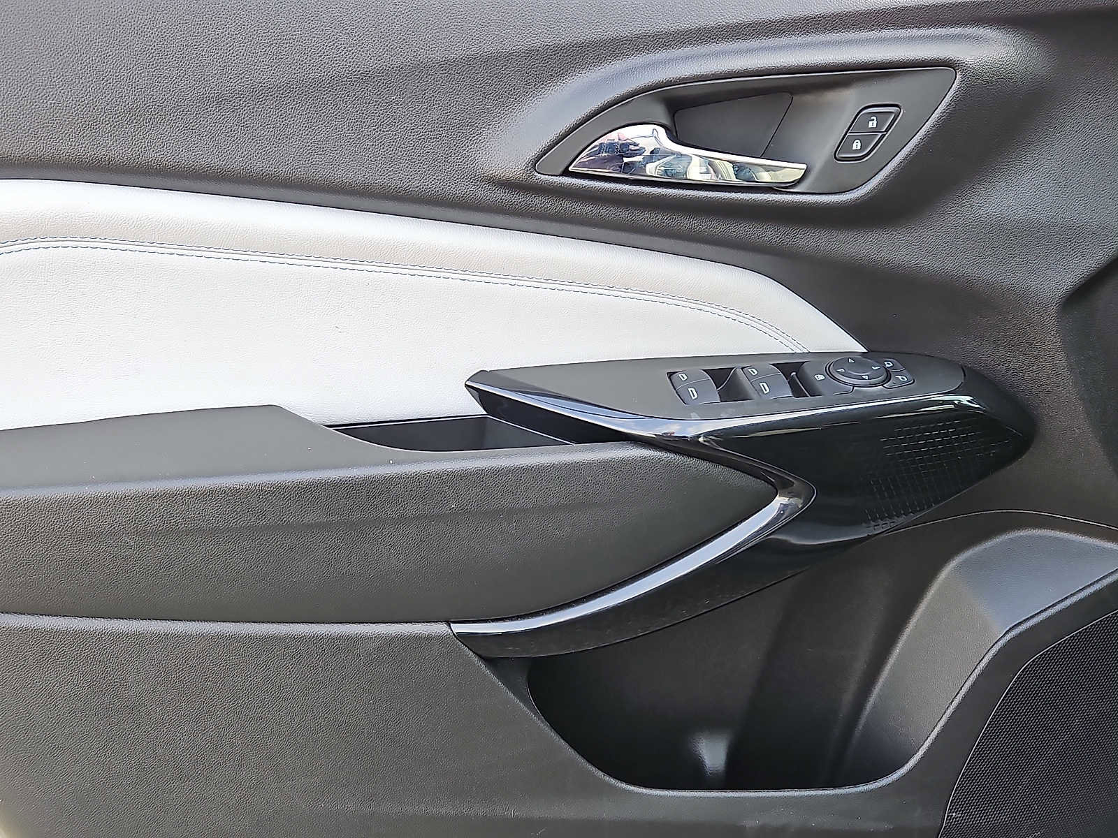 Used 2025 Chevrolet Trax LT w/ LT Convenience Package image 13