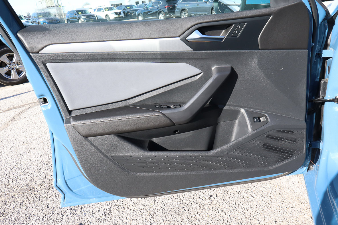 Used 2025 Volkswagen Jetta SE image 13