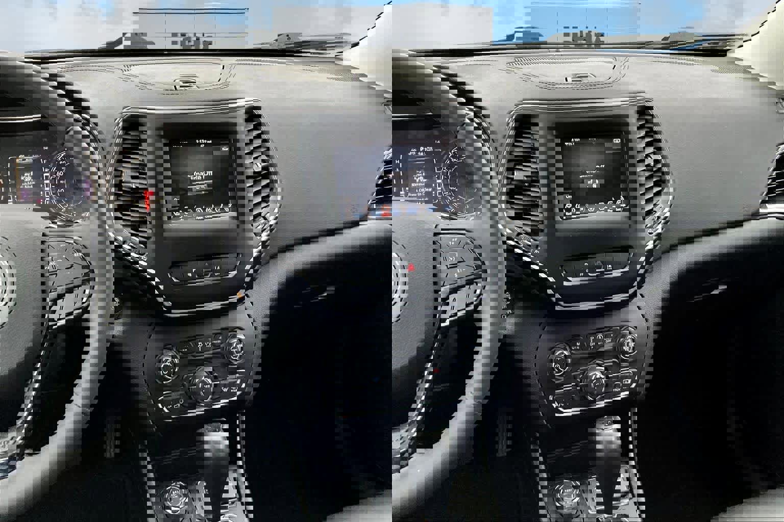 Used 2021 Jeep Cherokee Altitude image 16