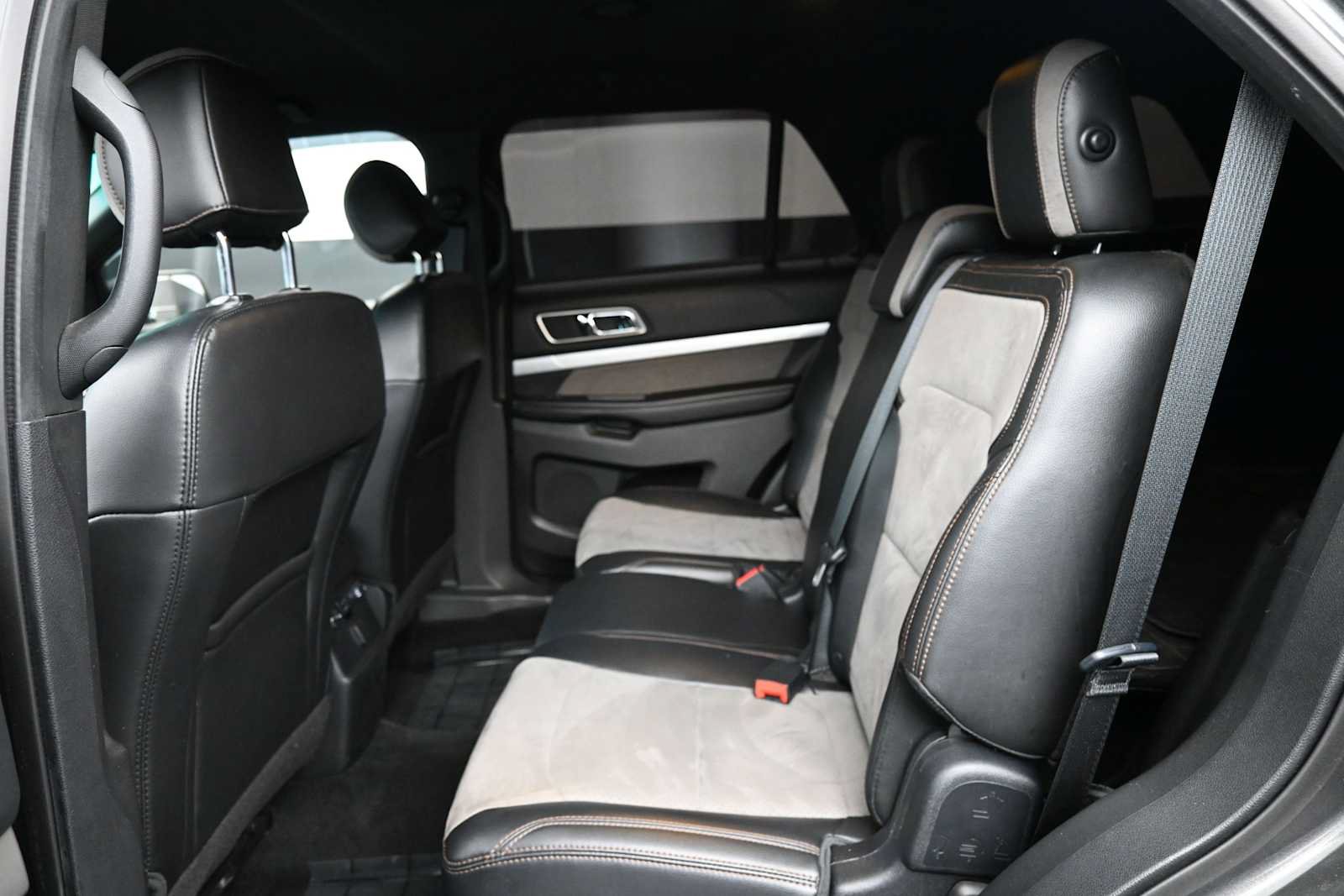 Used 2017 Ford Explorer XLT w/ Equipment Group 202A AWD/4WD image 13