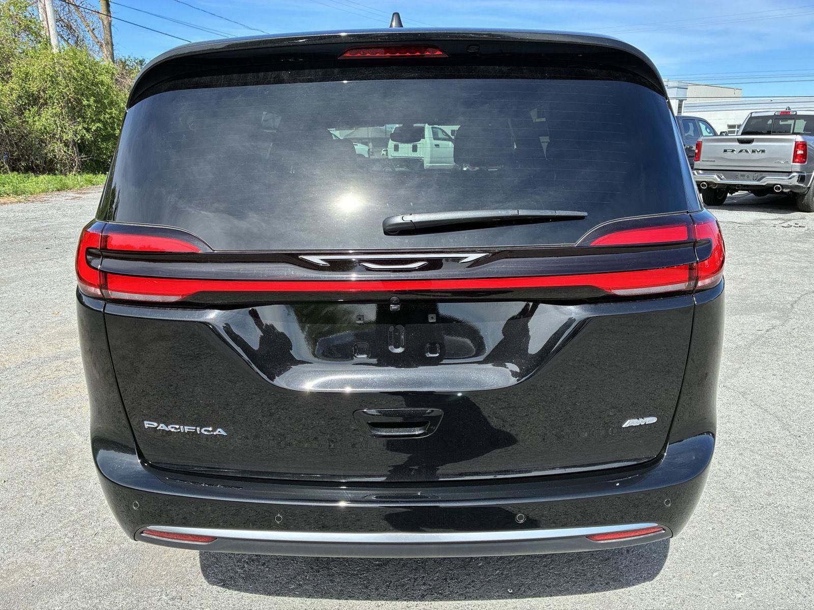 New 2027 Chrysler Pacifica Select AWD/4WD image 8