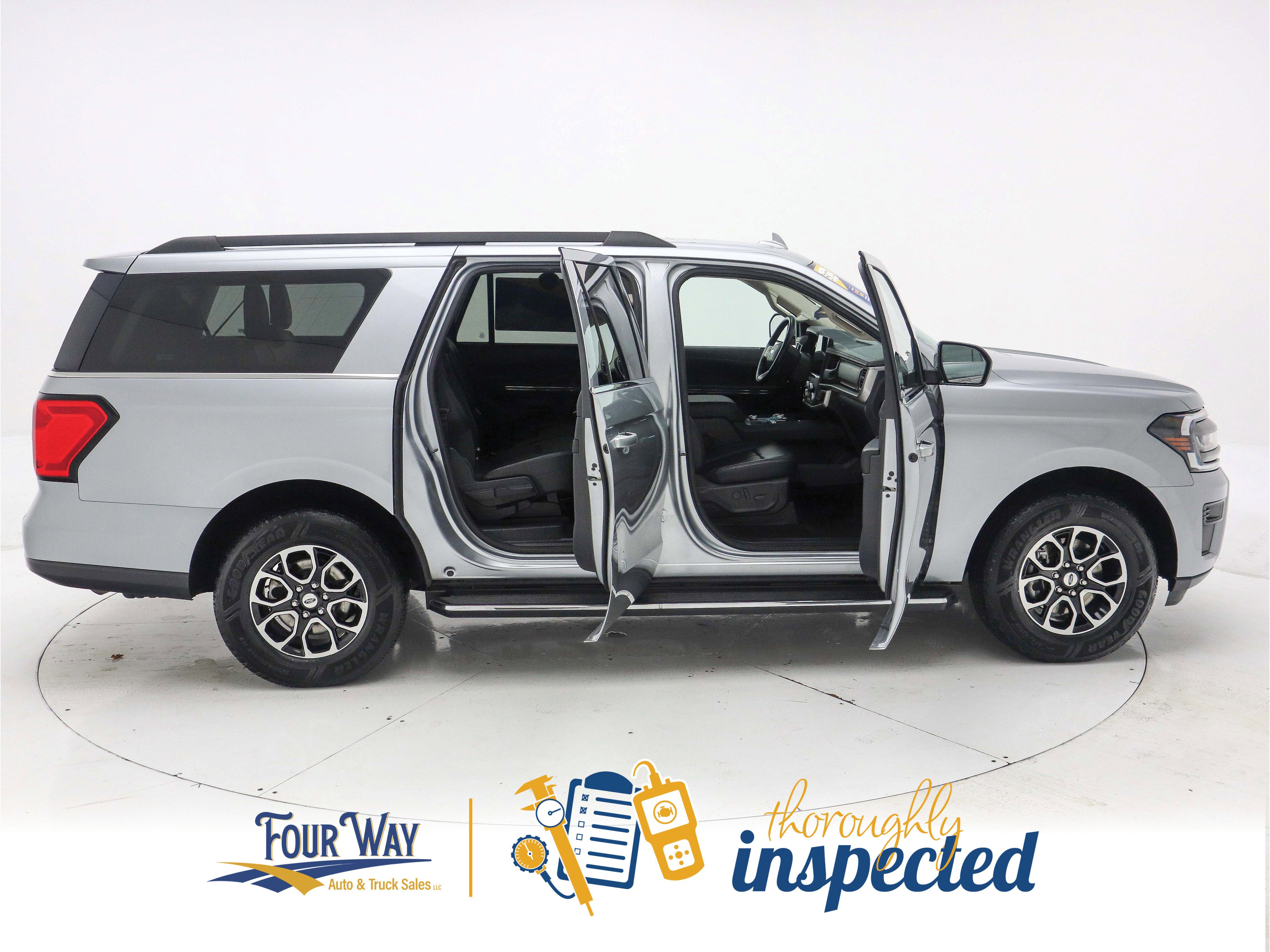 Used 2023 Ford Expedition Max XLT image 3