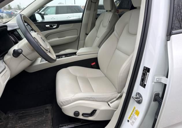 Used 2023 Volvo XC60 B5 Plus w/ Climate Package image 3